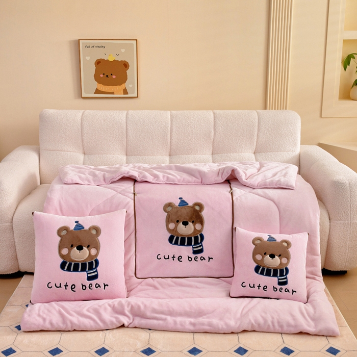 91家纺网 家纺一手货源 找家纺 阳光依佰抱枕被 2025秋冬新款牛奶绒多功能抱枕被系列-抱抱熊 抱抱熊---樱花粉