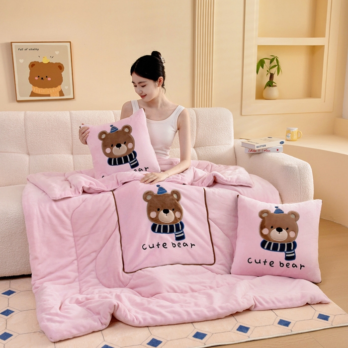 91家纺网 家纺一手货源 找家纺 阳光依佰抱枕被 2025秋冬新款牛奶绒多功能抱枕被系列-抱抱熊 抱抱熊---樱花粉
