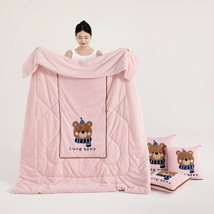 91家纺网 家纺一手货源 找家纺 阳光依佰抱枕被 2025秋冬新款牛奶绒多功能抱枕被系列-抱抱熊 抱抱熊---樱花粉