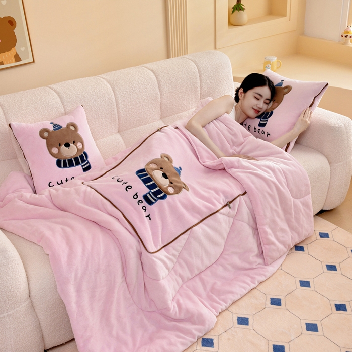 91家纺网 家纺一手货源 找家纺 阳光依佰抱枕被 2025秋冬新款牛奶绒多功能抱枕被系列-抱抱熊 抱抱熊---樱花粉