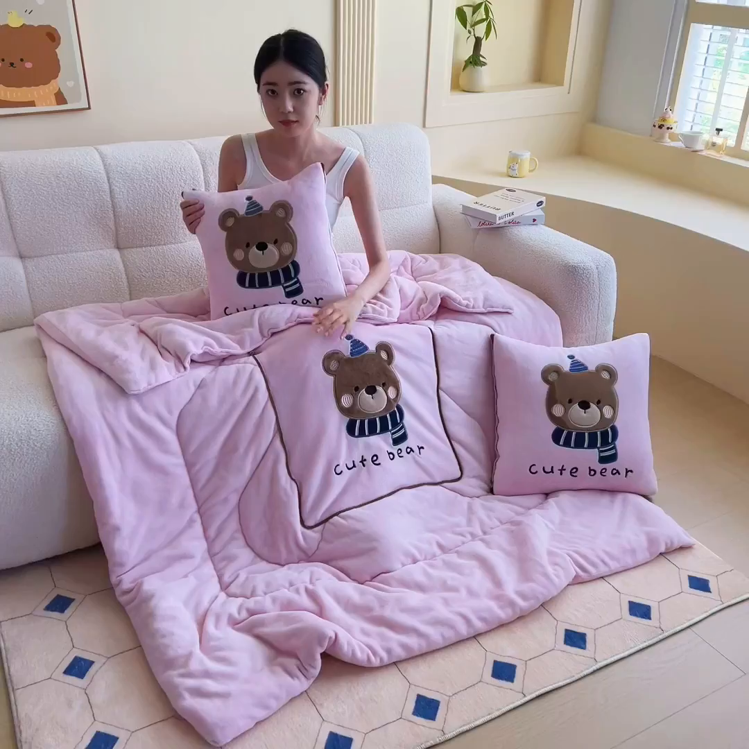 91家纺网 家纺一手货源 找家纺 阳光依佰抱枕被 2025秋冬新款牛奶绒多功能抱枕被系列-抱抱熊 抱抱熊---樱花粉