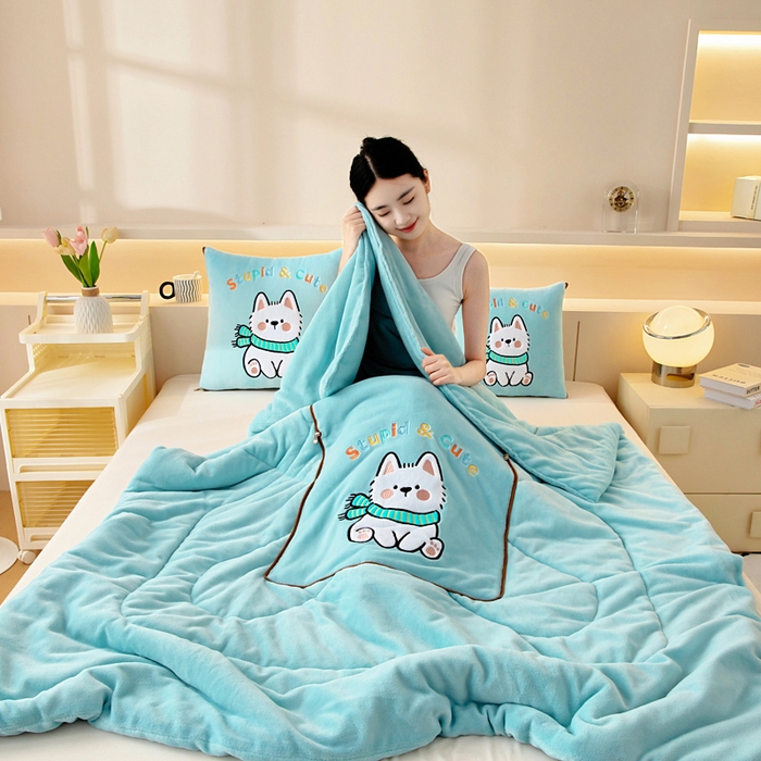 91家纺网 家纺一手货源 找家纺 （总）阳光依佰抱枕被 2025秋冬新款牛奶绒多功能抱枕被系列-调皮狗