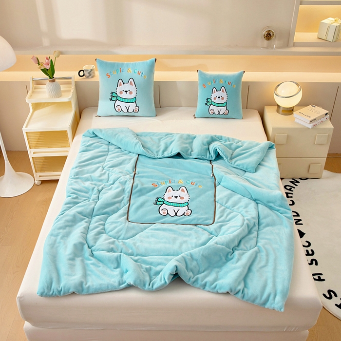 91家纺网 家纺一手货源 找家纺 （总）阳光依佰抱枕被 2025秋冬新款牛奶绒多功能抱枕被系列-调皮狗