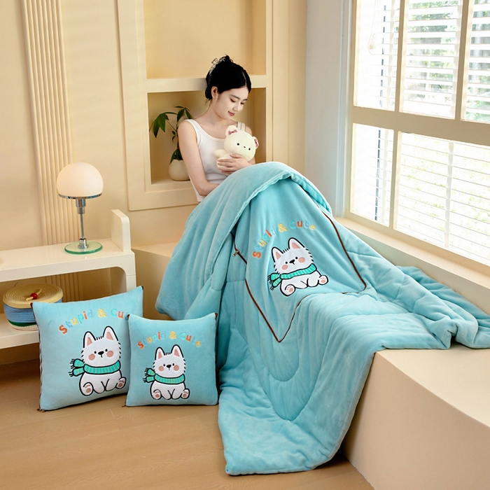 91家纺网 家纺一手货源 找家纺 （总）阳光依佰抱枕被 2025秋冬新款牛奶绒多功能抱枕被系列-调皮狗