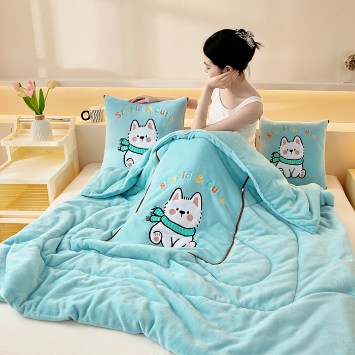 91家纺网 家纺一手货源 找家纺 （总）阳光依佰抱枕被 2025秋冬新款牛奶绒多功能抱枕被系列-调皮狗