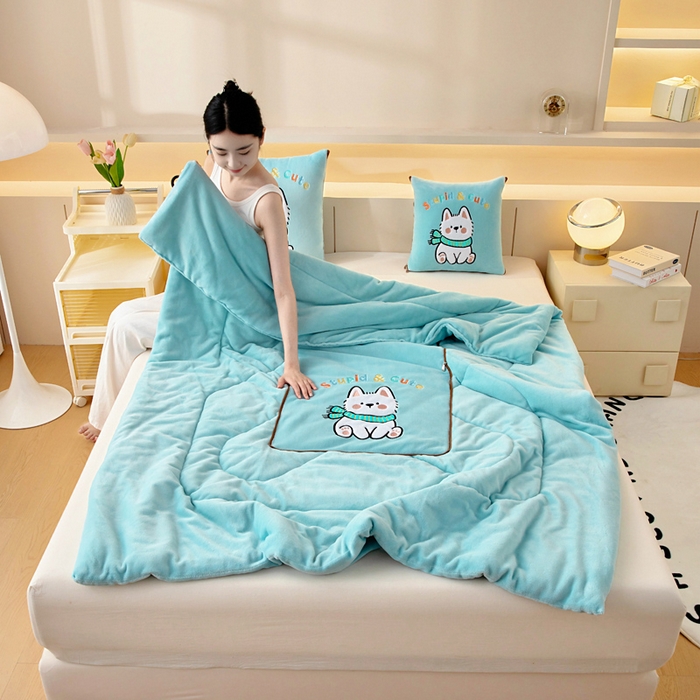 91家纺网 家纺一手货源 找家纺 （总）阳光依佰抱枕被 2025秋冬新款牛奶绒多功能抱枕被系列-调皮狗