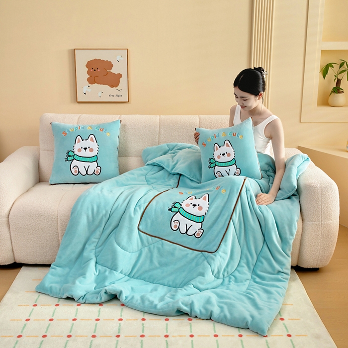 91家纺网 家纺一手货源 找家纺 （总）阳光依佰抱枕被 2025秋冬新款牛奶绒多功能抱枕被系列-调皮狗