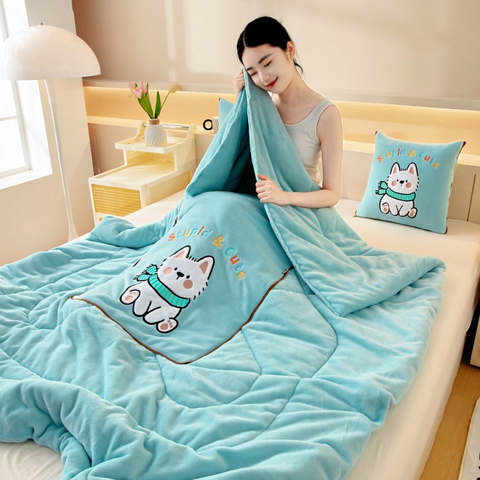 91家纺网 家纺一手货源 找家纺 （总）阳光依佰抱枕被 2025秋冬新款牛奶绒多功能抱枕被系列-调皮狗