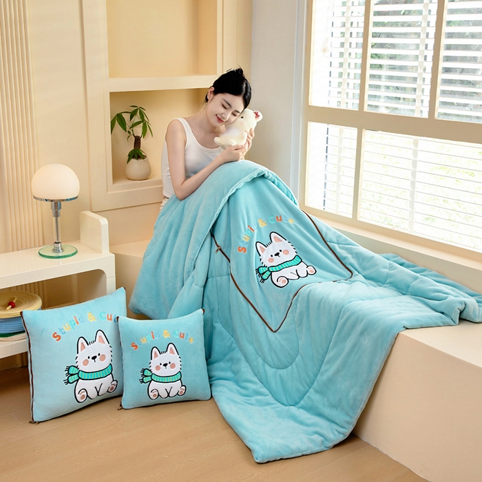 91家纺网 家纺一手货源 找家纺 （总）阳光依佰抱枕被 2025秋冬新款牛奶绒多功能抱枕被系列-调皮狗