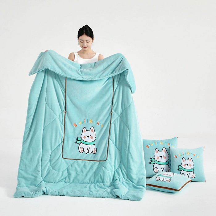 91家纺网 家纺一手货源 找家纺 （总）阳光依佰抱枕被 2025秋冬新款牛奶绒多功能抱枕被系列-调皮狗