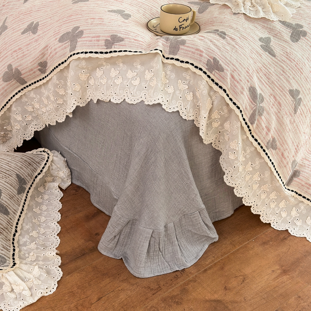 91家纺网 家纺一手货源 找家纺 淑女公社家纺 2025秋冬新款法式空气提花皱皱纱四件套-蝶舞 蝶舞 太空灰