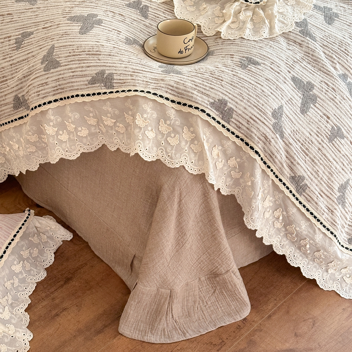 91家纺网 家纺一手货源 找家纺 淑女公社家纺 2025秋冬新款法式空气提花皱皱纱四件套-蝶舞 蝶舞 摩卡棕