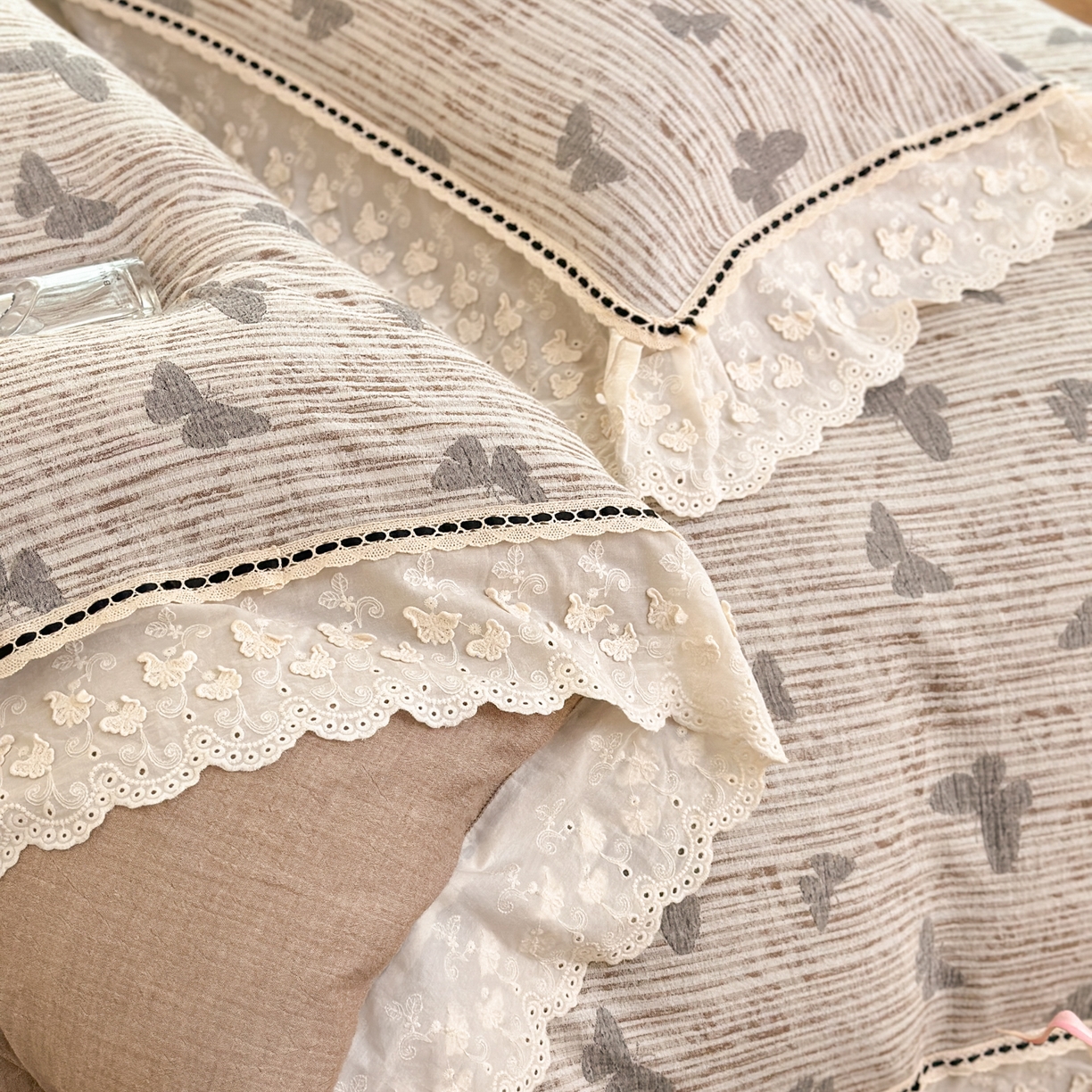 91家纺网 家纺一手货源 找家纺 淑女公社家纺 2025秋冬新款法式空气提花皱皱纱四件套-蝶舞 蝶舞 摩卡棕