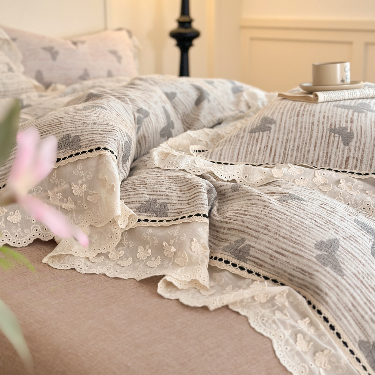 91家纺网 家纺一手货源 找家纺 淑女公社家纺 2025秋冬新款法式空气提花皱皱纱四件套-蝶舞 蝶舞 摩卡棕