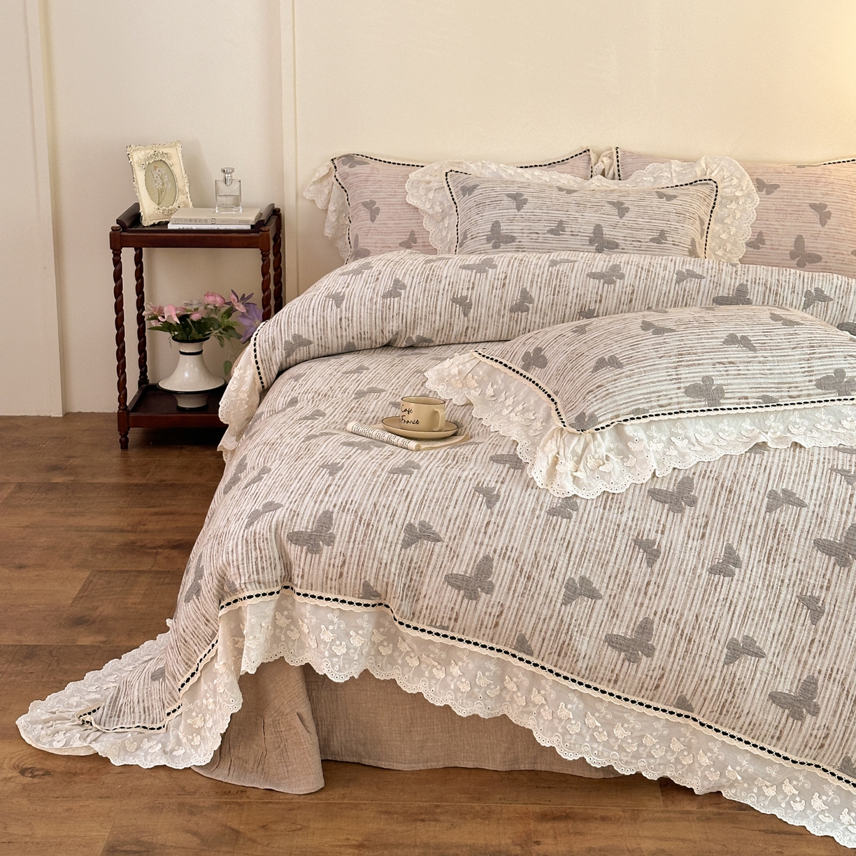 91家纺网 家纺一手货源 找家纺 淑女公社家纺 2025秋冬新款法式空气提花皱皱纱四件套-蝶舞 蝶舞 摩卡棕