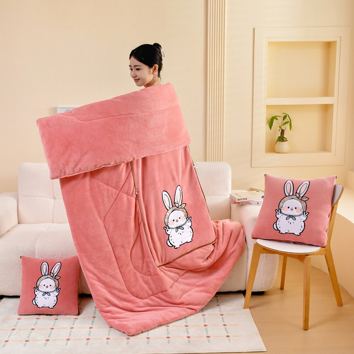 91家纺网 家纺一手货源 找家纺 （总）阳光依佰抱枕被 2025秋冬新款牛奶绒多功能抱枕被系列-大耳兔