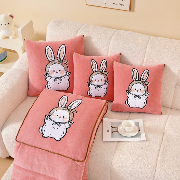 91家纺网 家纺一手货源 找家纺 （总）阳光依佰抱枕被 2025秋冬新款牛奶绒多功能抱枕被系列-大耳兔