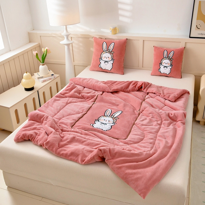 91家纺网 家纺一手货源 找家纺 （总）阳光依佰抱枕被 2025秋冬新款牛奶绒多功能抱枕被系列-大耳兔