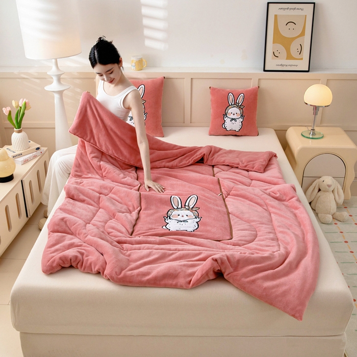 91家纺网 家纺一手货源 找家纺 （总）阳光依佰抱枕被 2025秋冬新款牛奶绒多功能抱枕被系列-大耳兔