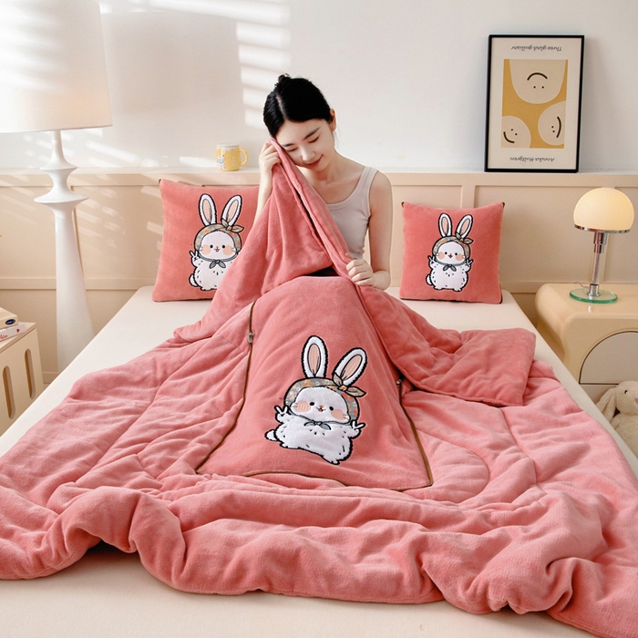 91家纺网 家纺一手货源 找家纺 （总）阳光依佰抱枕被 2025秋冬新款牛奶绒多功能抱枕被系列-大耳兔