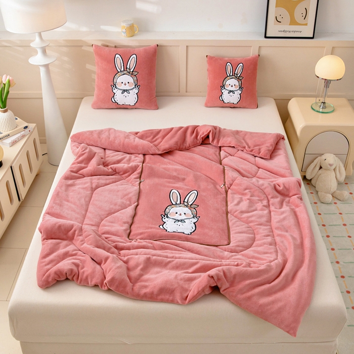 91家纺网 家纺一手货源 找家纺 （总）阳光依佰抱枕被 2025秋冬新款牛奶绒多功能抱枕被系列-大耳兔