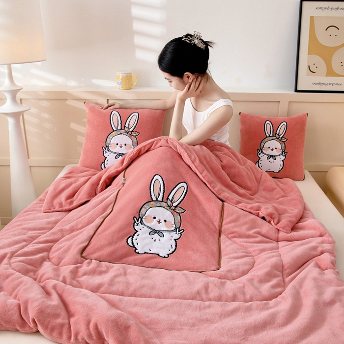 91家纺网 家纺一手货源 找家纺 （总）阳光依佰抱枕被 2025秋冬新款牛奶绒多功能抱枕被系列-大耳兔