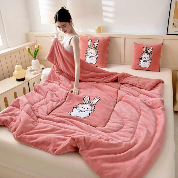 91家纺网 家纺一手货源 找家纺 （总）阳光依佰抱枕被 2025秋冬新款牛奶绒多功能抱枕被系列-大耳兔