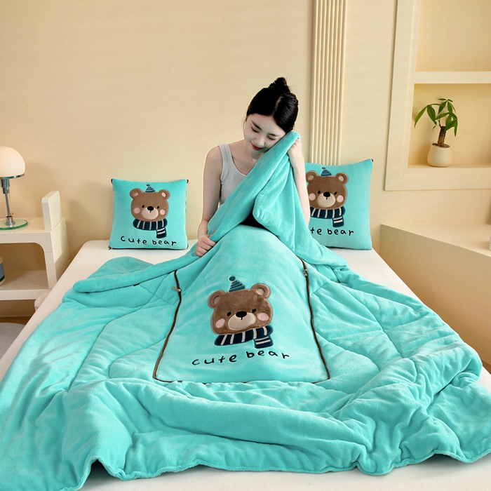 91家纺网 家纺一手货源 找家纺 （总）阳光依佰抱枕被 2025秋冬新款牛奶绒多功能抱枕被系列-抱抱熊