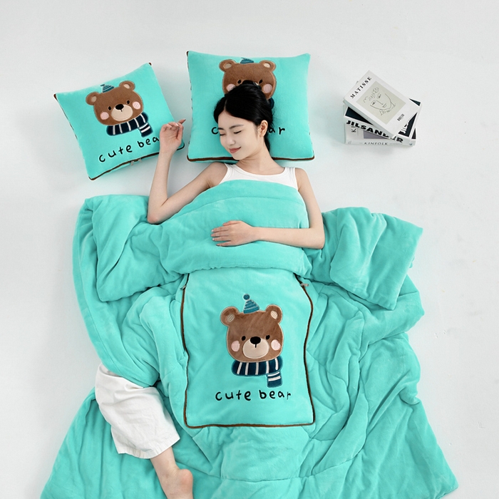 91家纺网 家纺一手货源 找家纺 （总）阳光依佰抱枕被 2025秋冬新款牛奶绒多功能抱枕被系列-抱抱熊