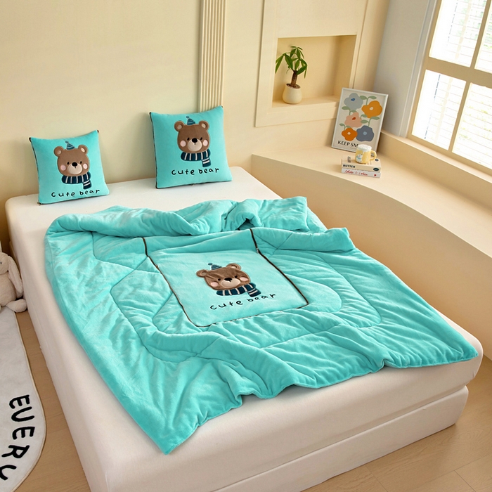 91家纺网 家纺一手货源 找家纺 （总）阳光依佰抱枕被 2025秋冬新款牛奶绒多功能抱枕被系列-抱抱熊