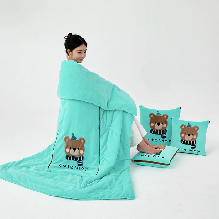 91家纺网 家纺一手货源 找家纺 （总）阳光依佰抱枕被 2025秋冬新款牛奶绒多功能抱枕被系列-抱抱熊