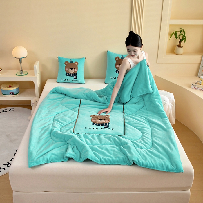 91家纺网 家纺一手货源 找家纺 （总）阳光依佰抱枕被 2025秋冬新款牛奶绒多功能抱枕被系列-抱抱熊