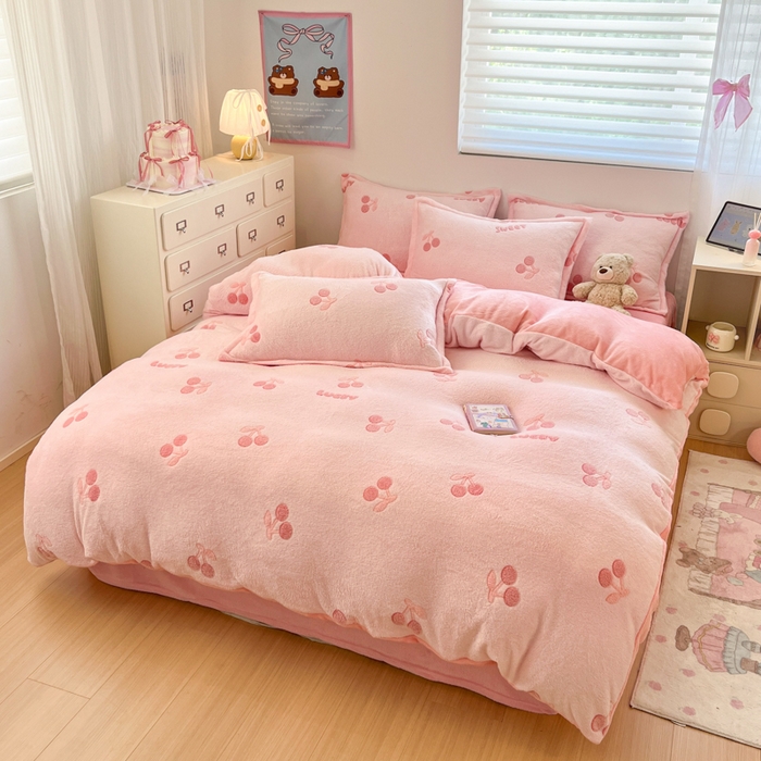 91家纺网 家纺一手货源 找家纺 川悦生活 【提供买家秀】2025新款立体雪花绒印花大床四件套系列一场景一 ins樱桃