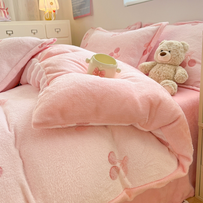 91家纺网 家纺一手货源 找家纺 川悦生活 【提供买家秀】2025新款立体雪花绒印花大床四件套系列一场景一 ins樱桃