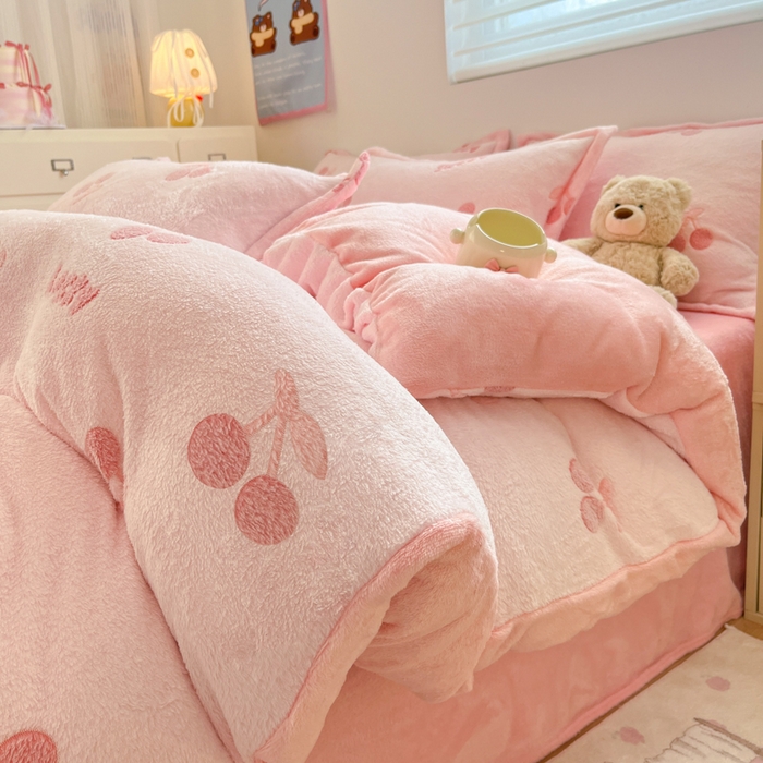 91家纺网 家纺一手货源 找家纺 川悦生活 【提供买家秀】2025新款立体雪花绒印花大床四件套系列一场景一 ins樱桃