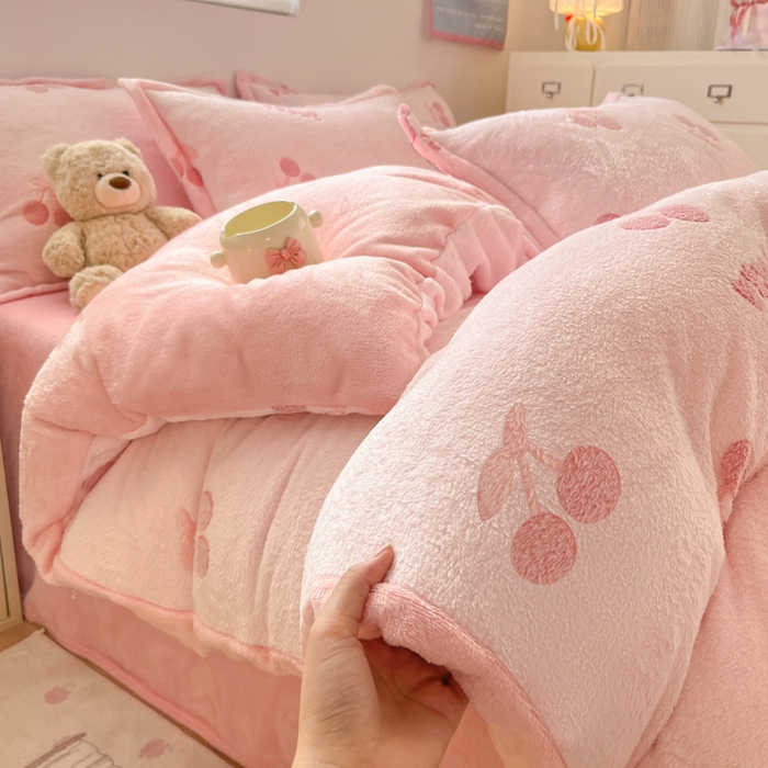 91家纺网 家纺一手货源 找家纺 川悦生活 【提供买家秀】2025新款立体雪花绒印花大床四件套系列一场景一 ins樱桃