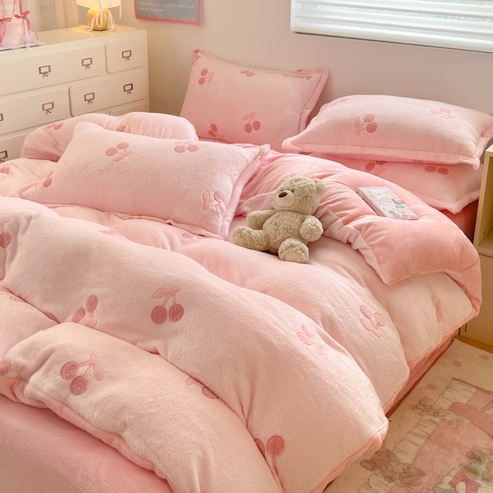 91家纺网 家纺一手货源 找家纺 川悦生活 【提供买家秀】2025新款立体雪花绒印花大床四件套系列一场景一 ins樱桃