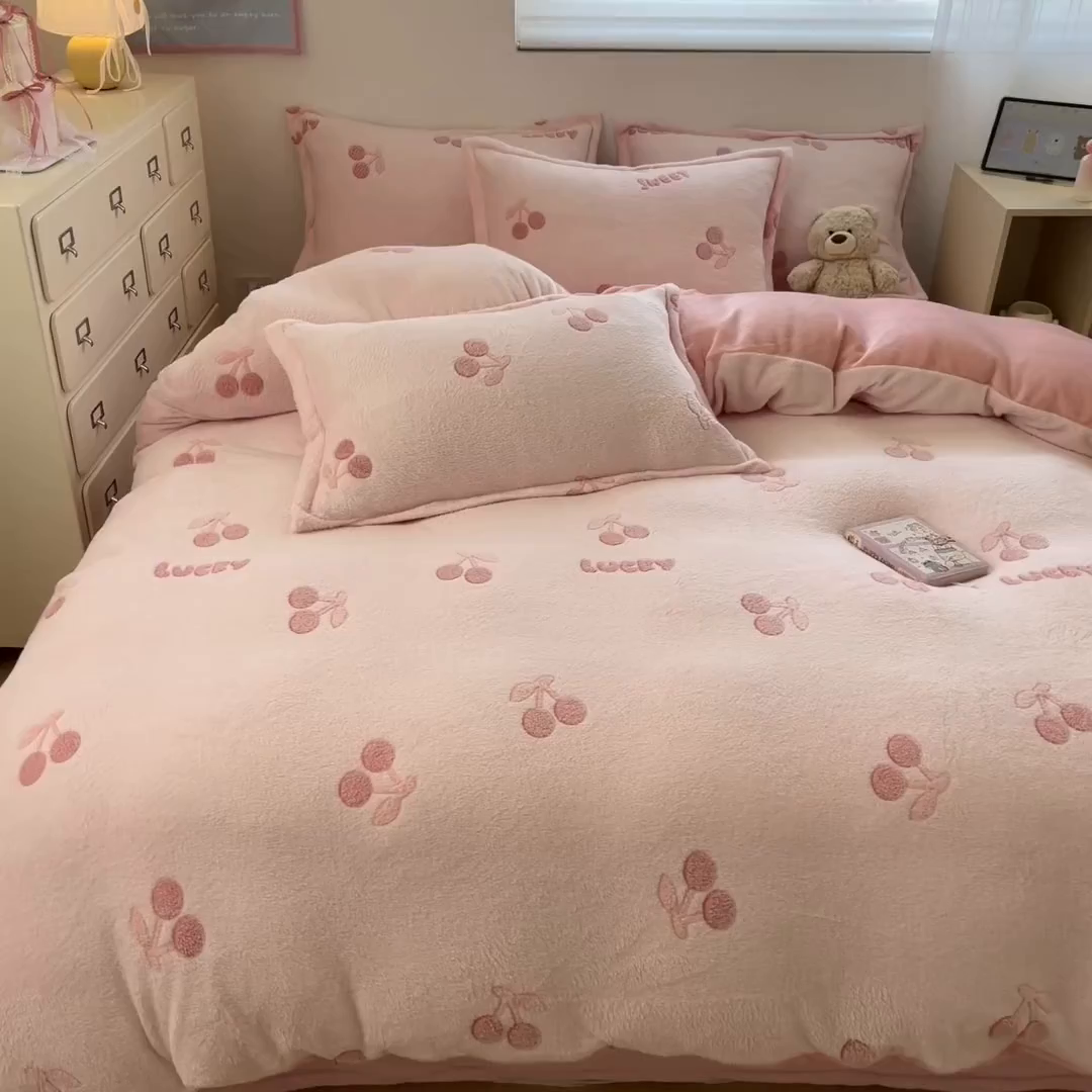 91家纺网 家纺一手货源 找家纺 川悦生活 【提供买家秀】2025新款立体雪花绒印花大床四件套系列一场景一 ins樱桃