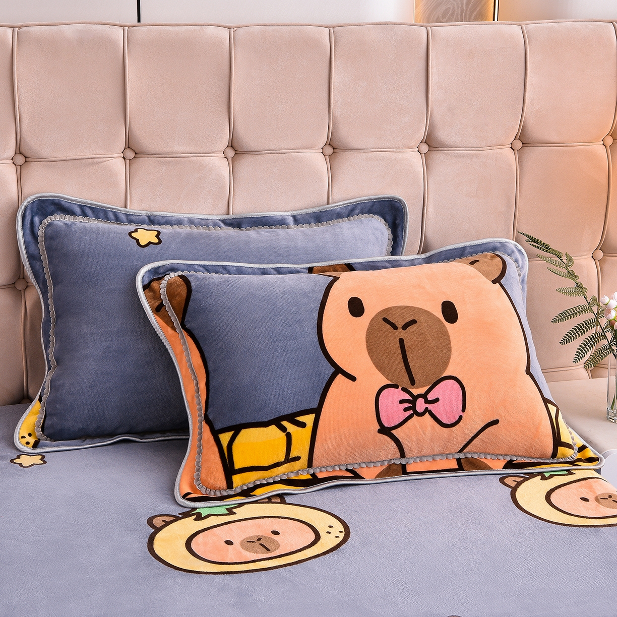 91家纺网 家纺一手货源 找家纺 博兰蒂 2025新款床裙款高克重牛奶绒印花四件套 卡皮巴拉