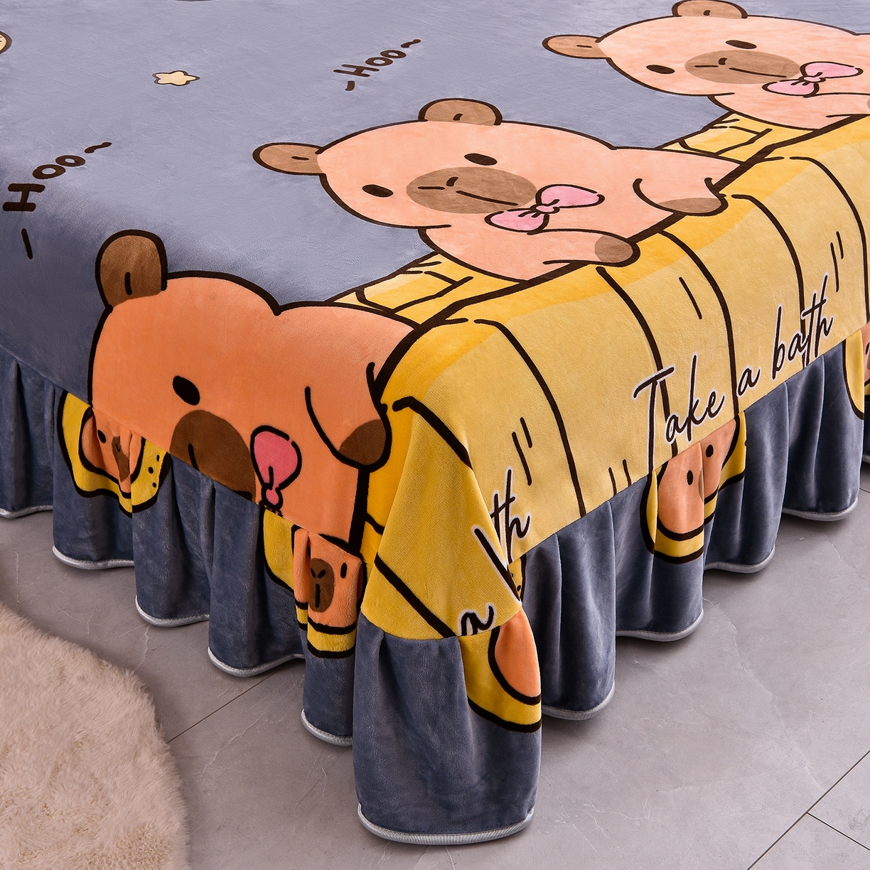 91家纺网 家纺一手货源 找家纺 博兰蒂 2025新款床裙款高克重牛奶绒印花四件套 卡皮巴拉