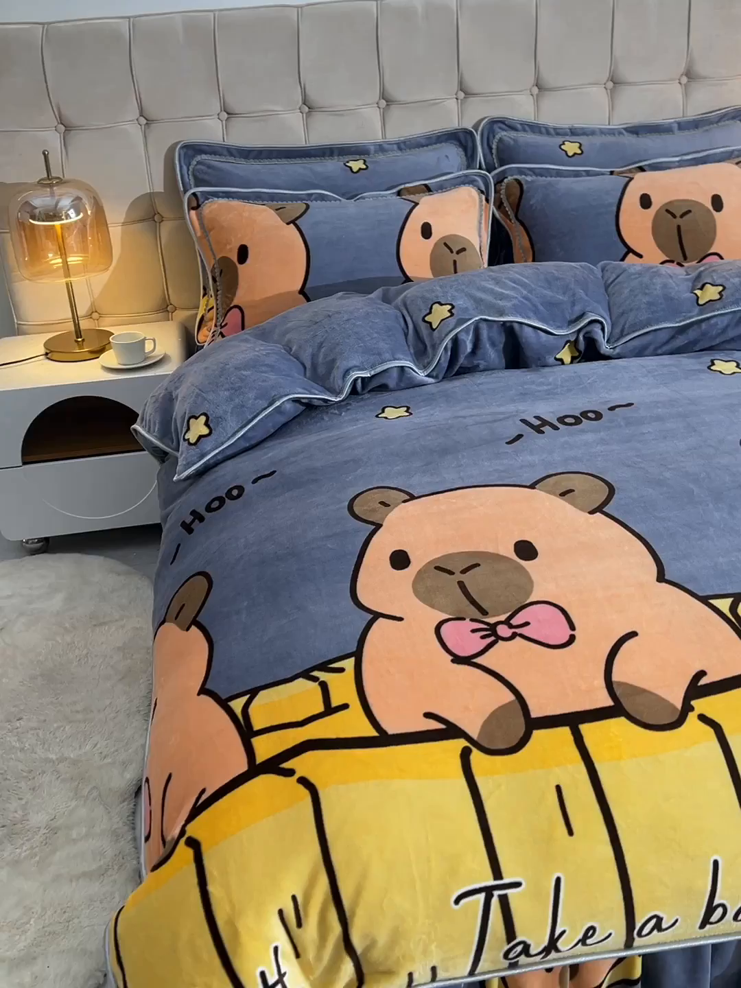 91家纺网 家纺一手货源 找家纺 博兰蒂 2025新款床裙款高克重牛奶绒印花四件套 卡皮巴拉