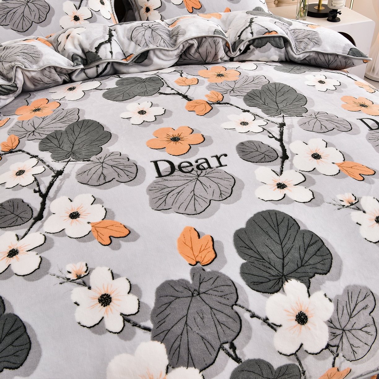 91家纺网 家纺一手货源 找家纺 博兰蒂 2025新款床裙款高克重牛奶绒印花四件套 春花秋拾