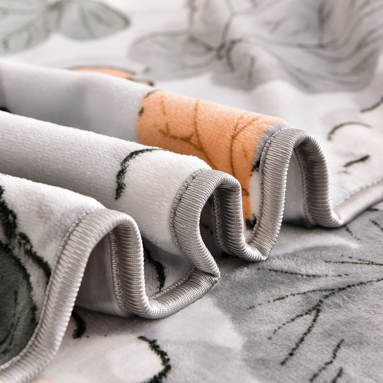 91家纺网 家纺一手货源 找家纺 博兰蒂 2025新款床裙款高克重牛奶绒印花四件套 春花秋拾