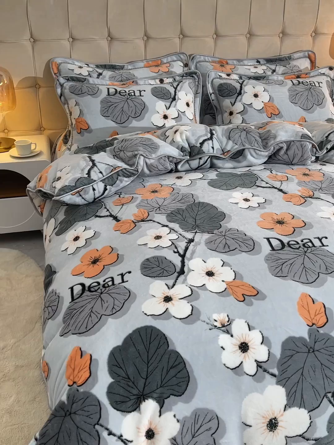 91家纺网 家纺一手货源 找家纺 博兰蒂 2025新款床裙款高克重牛奶绒印花四件套 春花秋拾