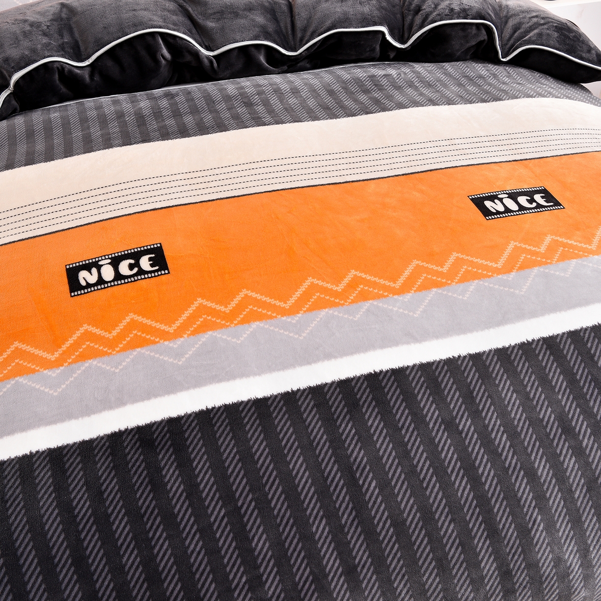 91家纺网 家纺一手货源 找家纺 博兰蒂 2025新款床裙款高克重牛奶绒印花四件套 爵士格调