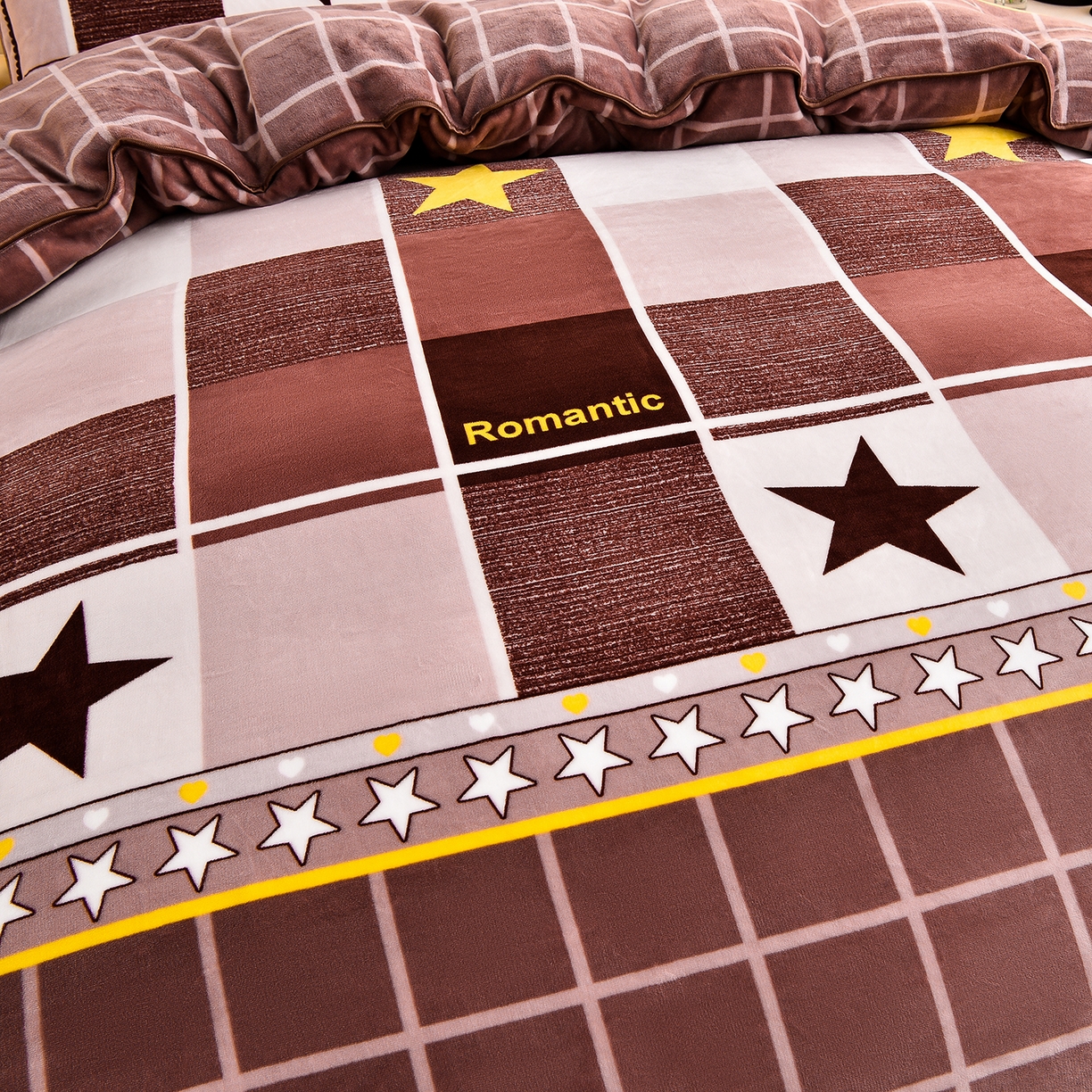 91家纺网 家纺一手货源 找家纺 博兰蒂 2025新款床裙款高克重牛奶绒印花四件套 浪漫之星