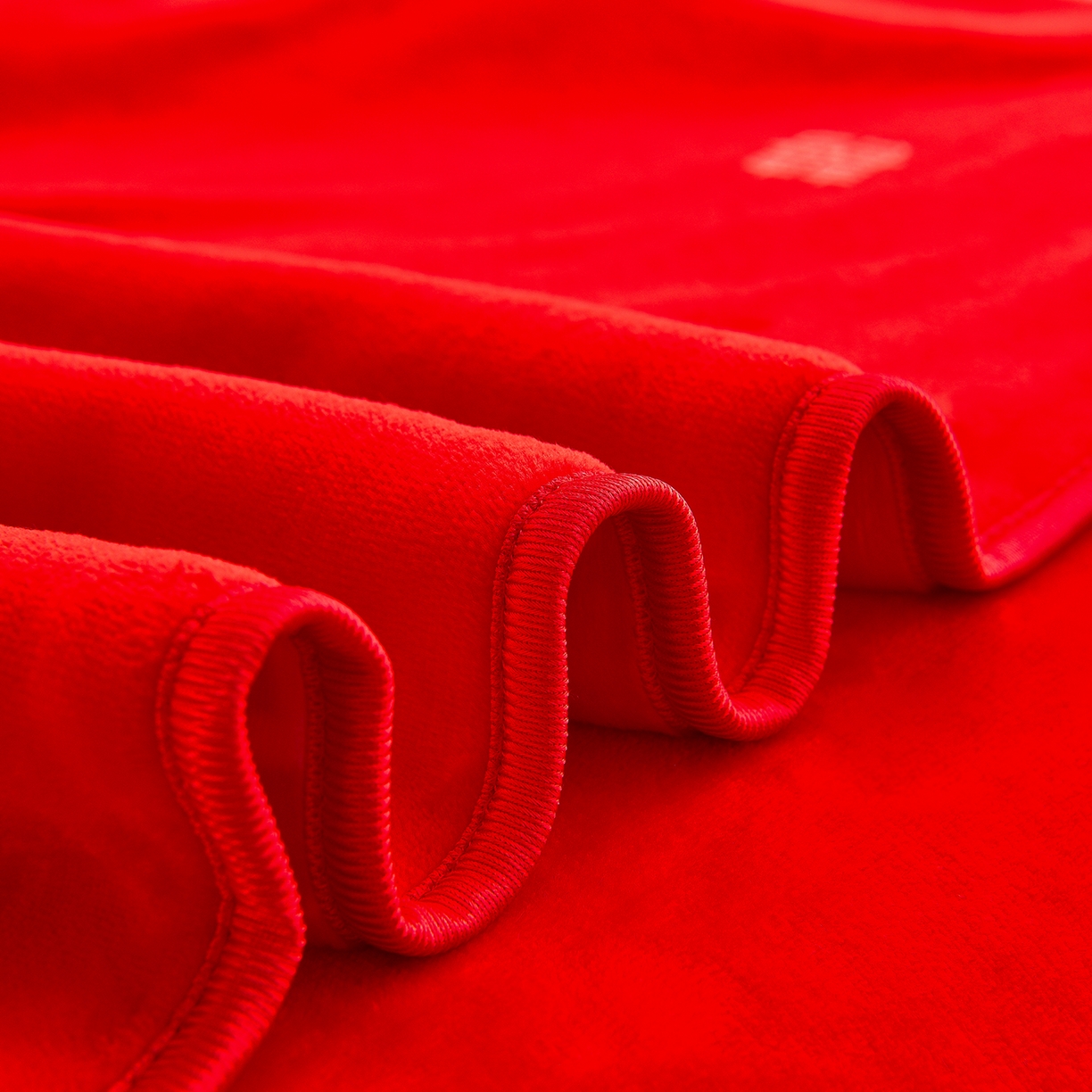 91家纺网 家纺一手货源 找家纺 博兰蒂 2025新款床裙款高克重牛奶绒印花四件套 同心结