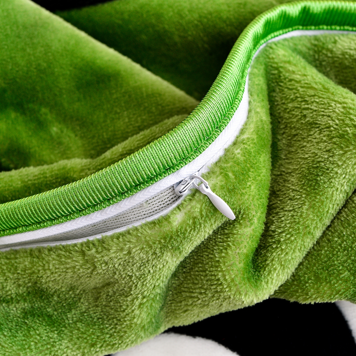 91家纺网 家纺一手货源 找家纺 博兰蒂 2025新款床裙款高克重牛奶绒印花四件套 熊猫-绿