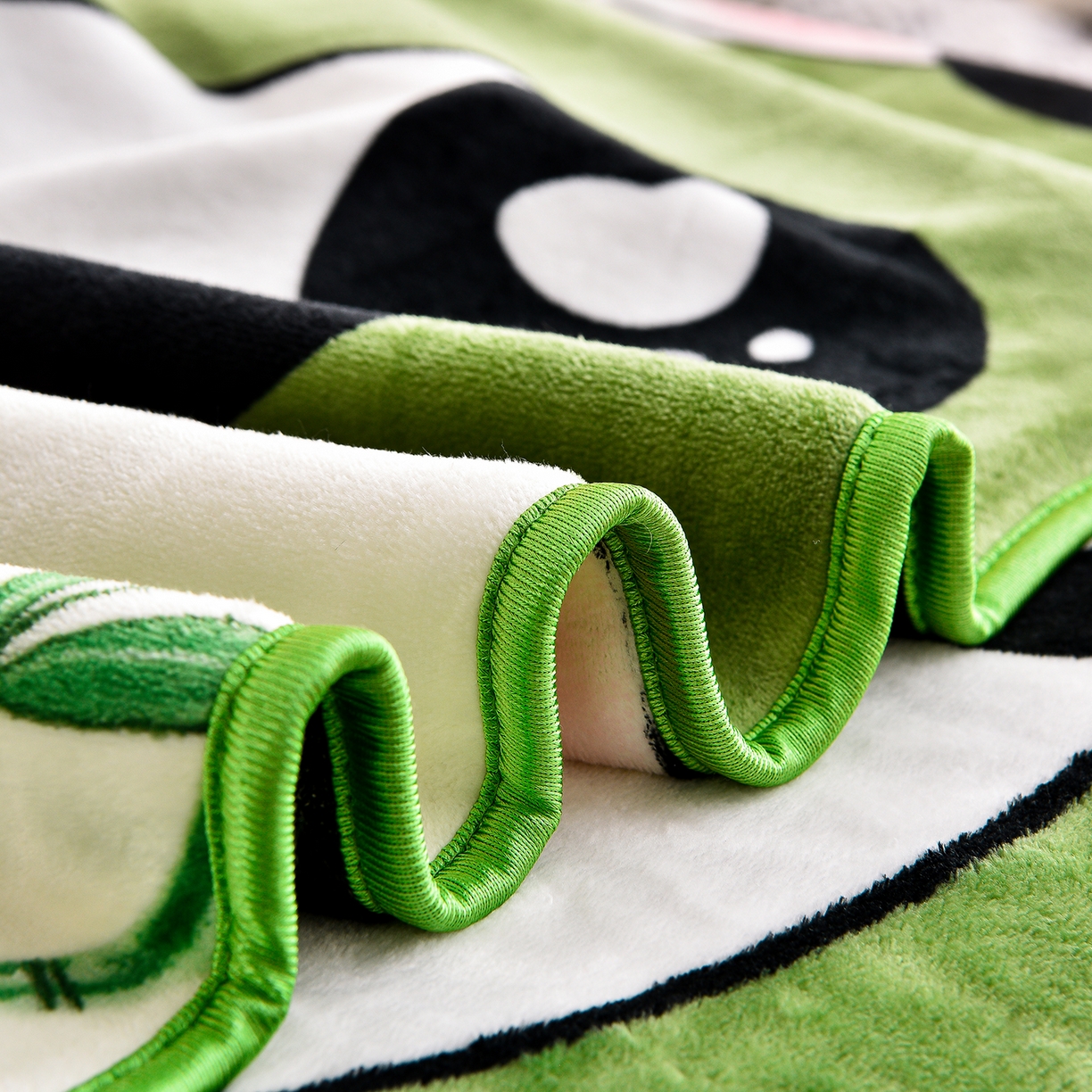 91家纺网 家纺一手货源 找家纺 博兰蒂 2025新款床裙款高克重牛奶绒印花四件套 熊猫-绿