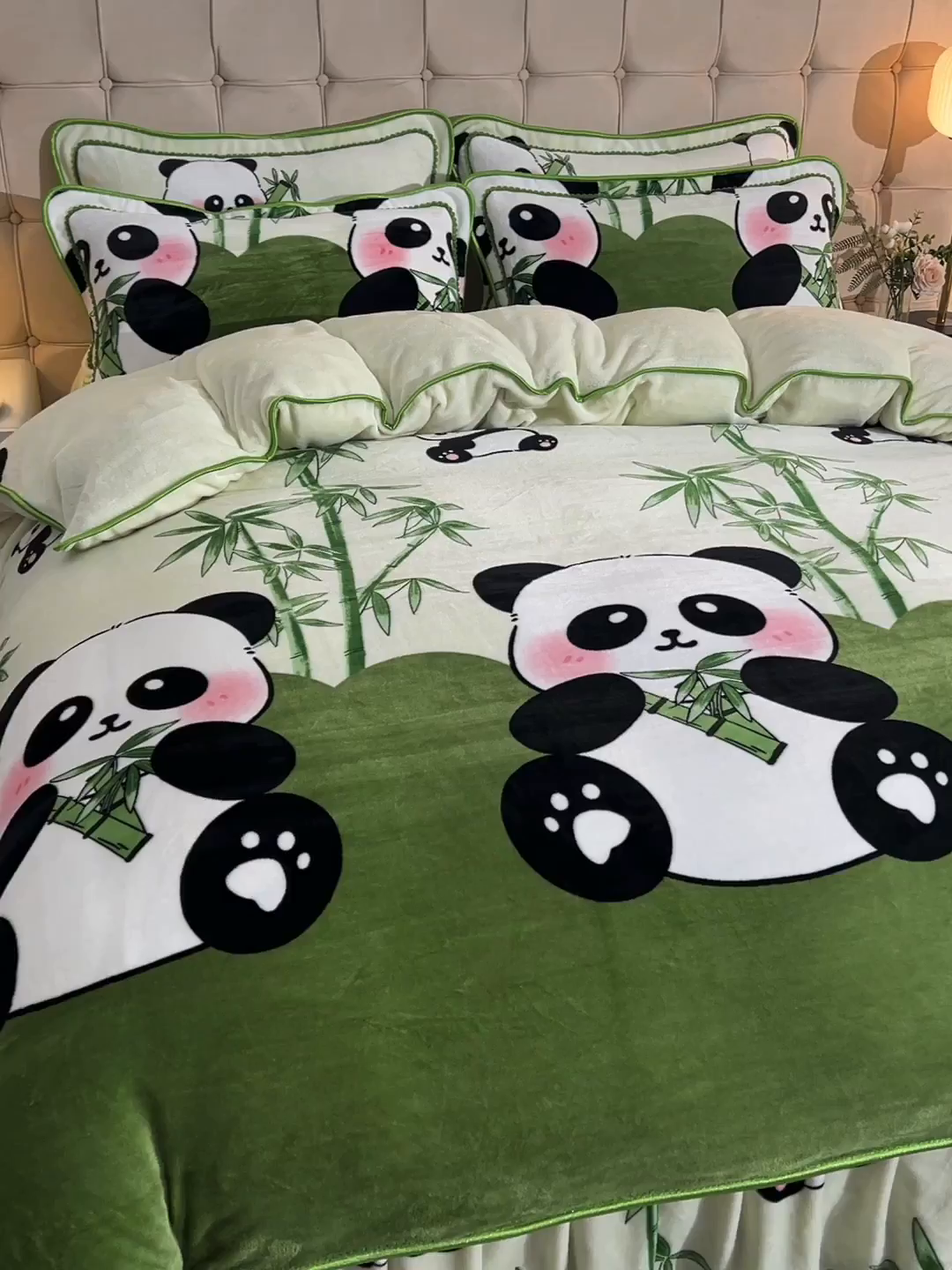 91家纺网 家纺一手货源 找家纺 博兰蒂 2025新款床裙款高克重牛奶绒印花四件套 熊猫-绿